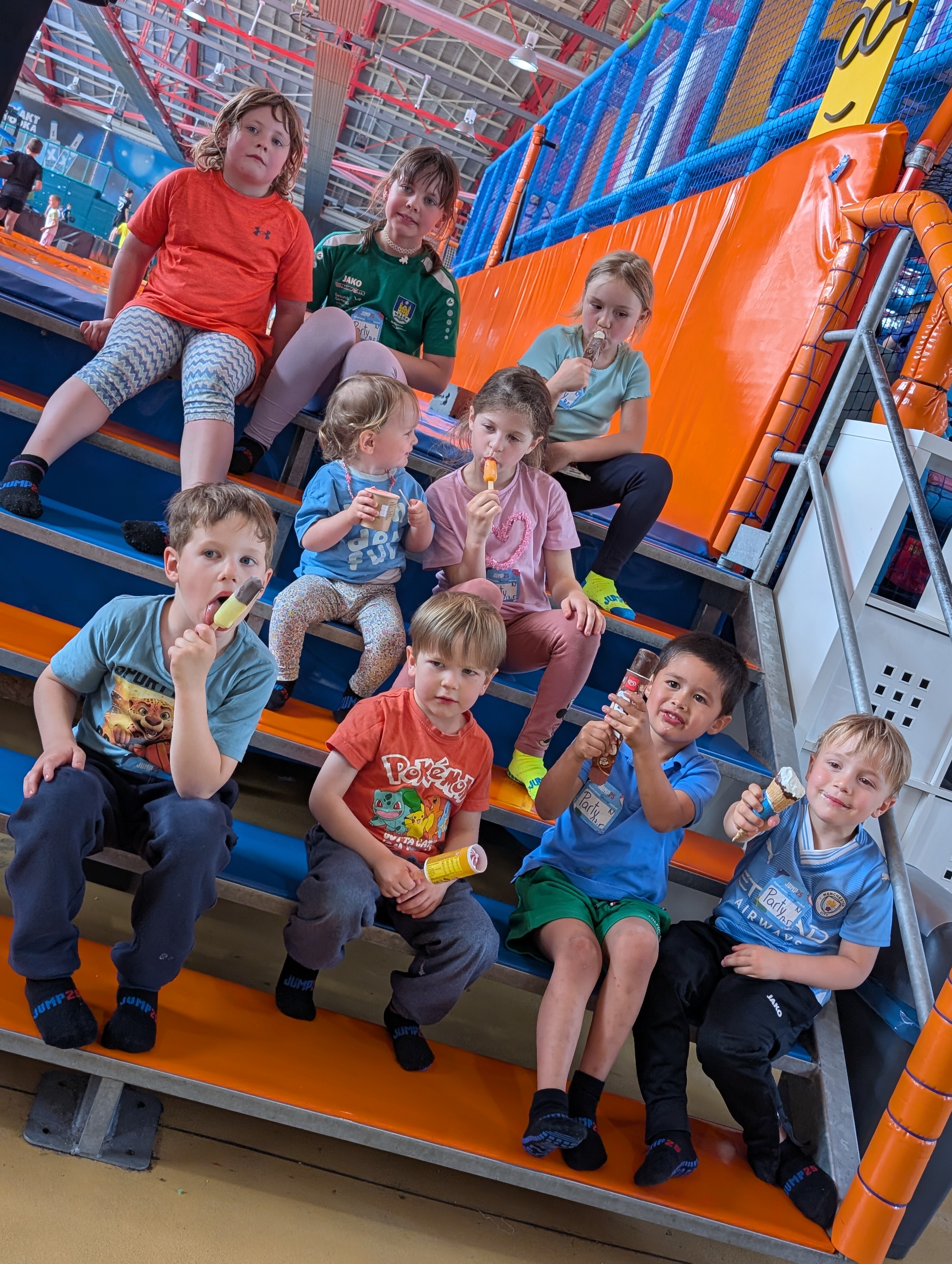 Kinder essen Eis