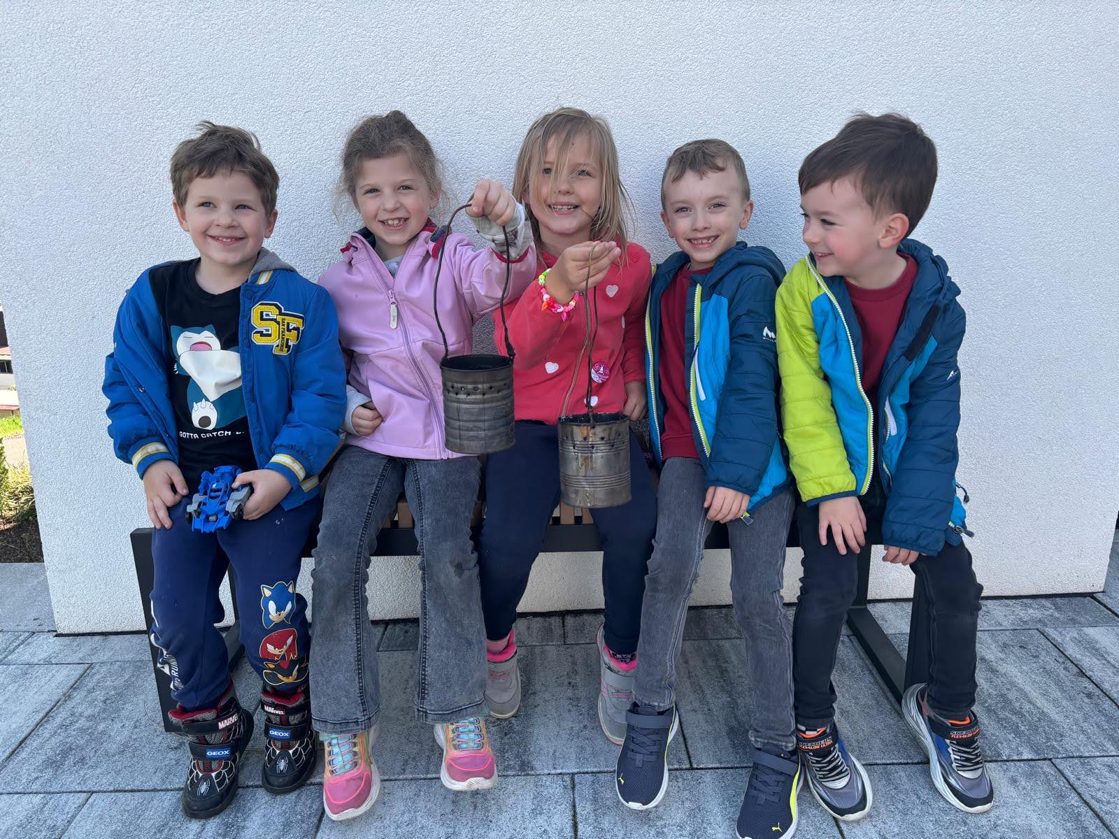 Kinder mit Dosen